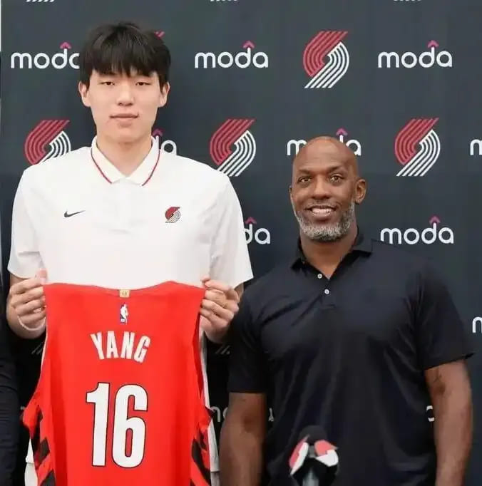 撲克私局作弊 NBA教練及球星涉嫌勾結(jié)以高科技操縱高額牌局被捕